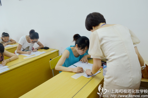 老師正在指導學生正確填寫答題卡