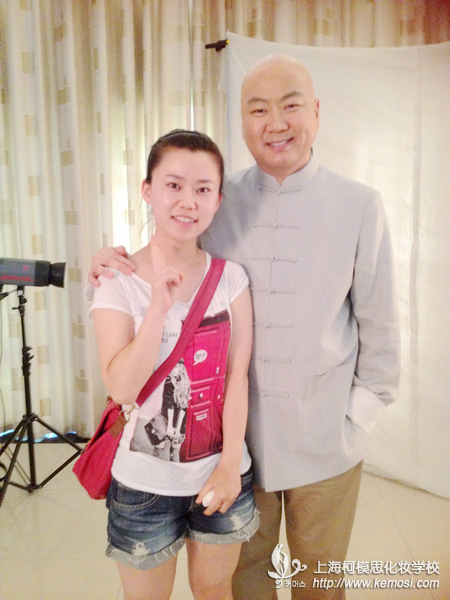 柯模思化妝學校學員與郭冬臨合影
