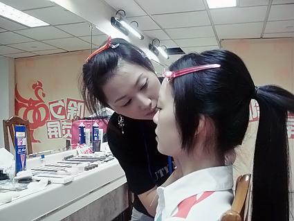 591創(chuàng)意元宵晚會(huì)派對(duì) 柯模思學(xué)員負(fù)責(zé)化妝