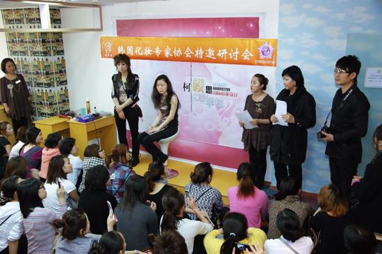 2010年4月9日,韓國化妝專家協(xié)會會長安美麗一行蒞臨我校,并由李賢淑教授為我校學(xué)員教授最新韓式發(fā)型。