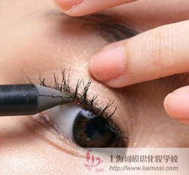 打造電眼美女?暖棕色眼妝讓眼睛電力十足