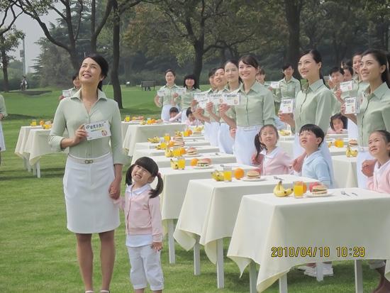 2010年4月1, 柯模思化妝學(xué)校學(xué)員參加了江中牌兒童健胃消食片廣告的拍攝工作,負(fù)責(zé)為演員們化妝盤發(fā)等工作.實(shí)習(xí)學(xué)員們有幸一睹著名演員蔣雯麗的風(fēng)采,還有一位天真活潑的小主角. 經(jīng)過一整天的拍攝學(xué)員們不僅練習(xí)了化妝技術(shù),更加學(xué)到了對(duì)工作的態(tài)度...  精彩圖片送上