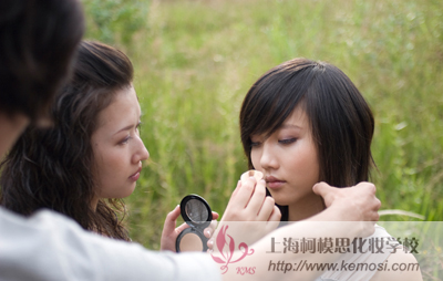工作中的化妝師與助理