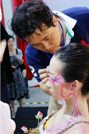 柯模思參加6月大眾皆喜婚禮節_上海柯模思化妝學校