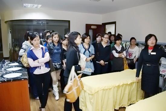 上海各大美容機(jī)構(gòu)定期來我校接受韓國禮儀培訓(xùn)
