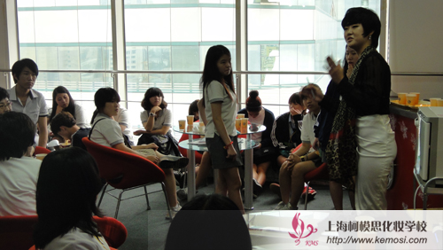 金教授在向學員們介紹柯模思上海化妝學校