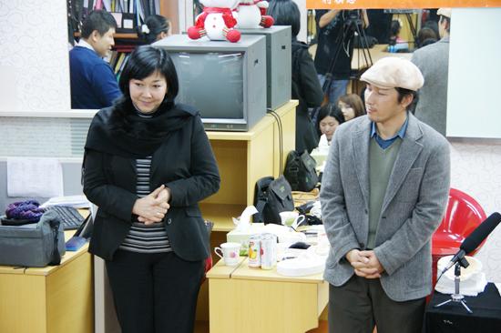 2009年12月韓國化妝專家協會金鐘植教授來柯模思形象設計化妝學校特講,金教授精湛的技藝令學員們受益匪淺。